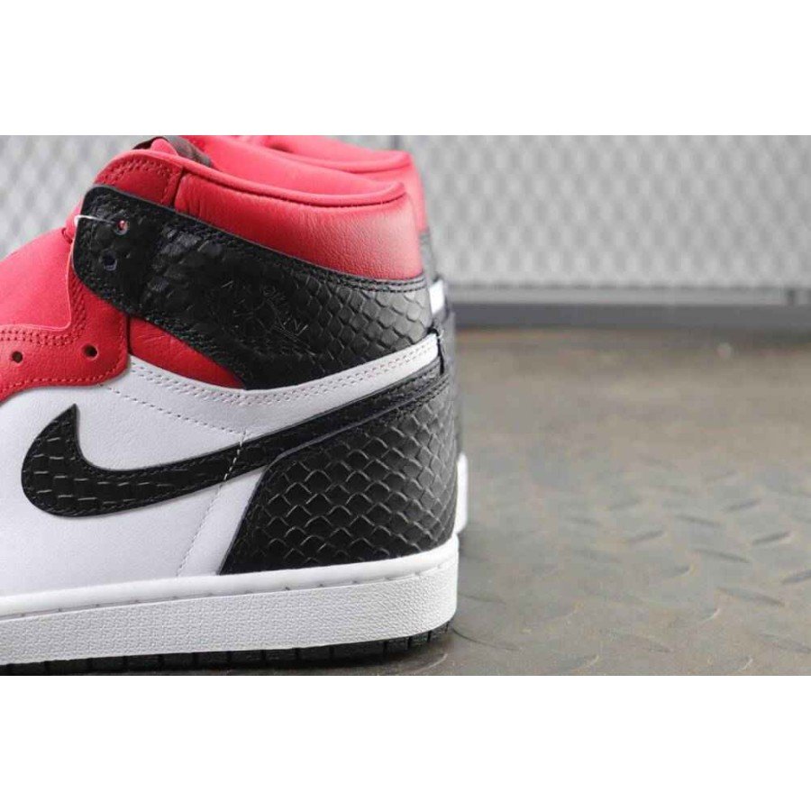 Jordan 1 Retro High Satin Snake Chicago