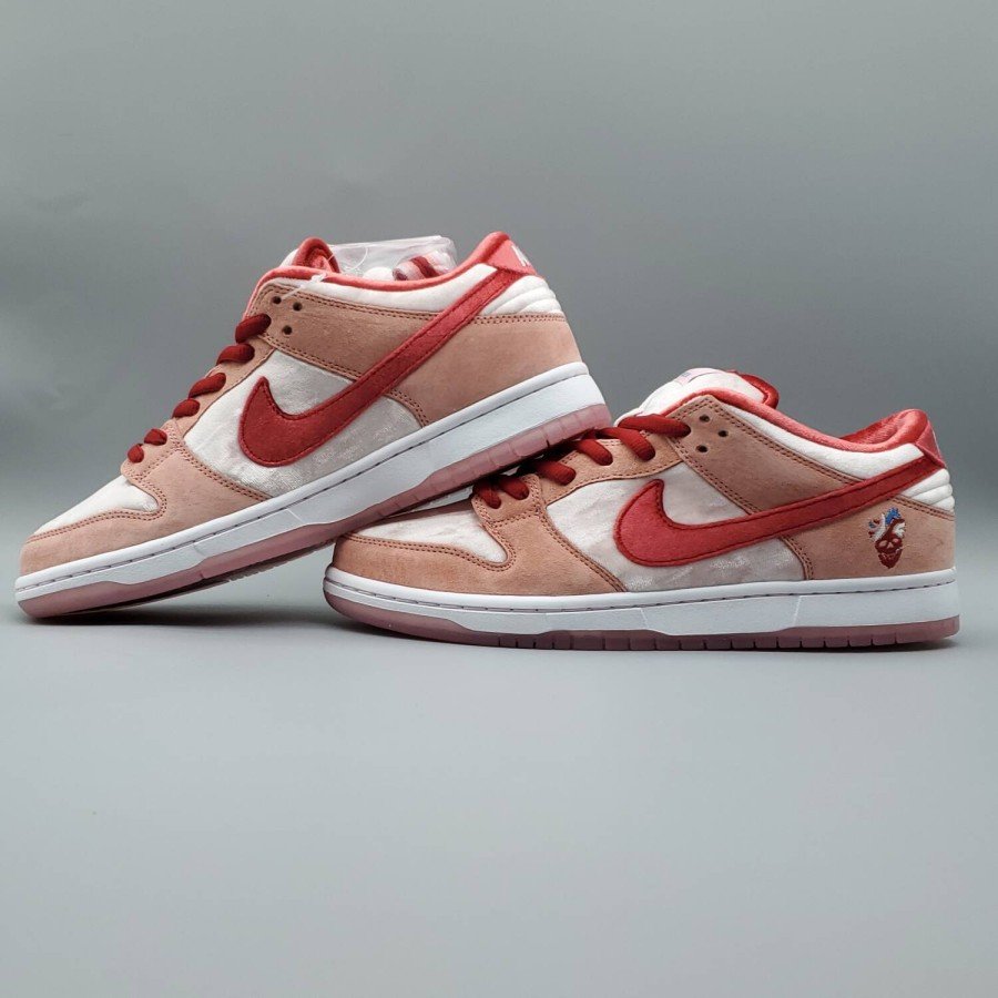 Nike SB Dunk Low StrangeLove Skateboards