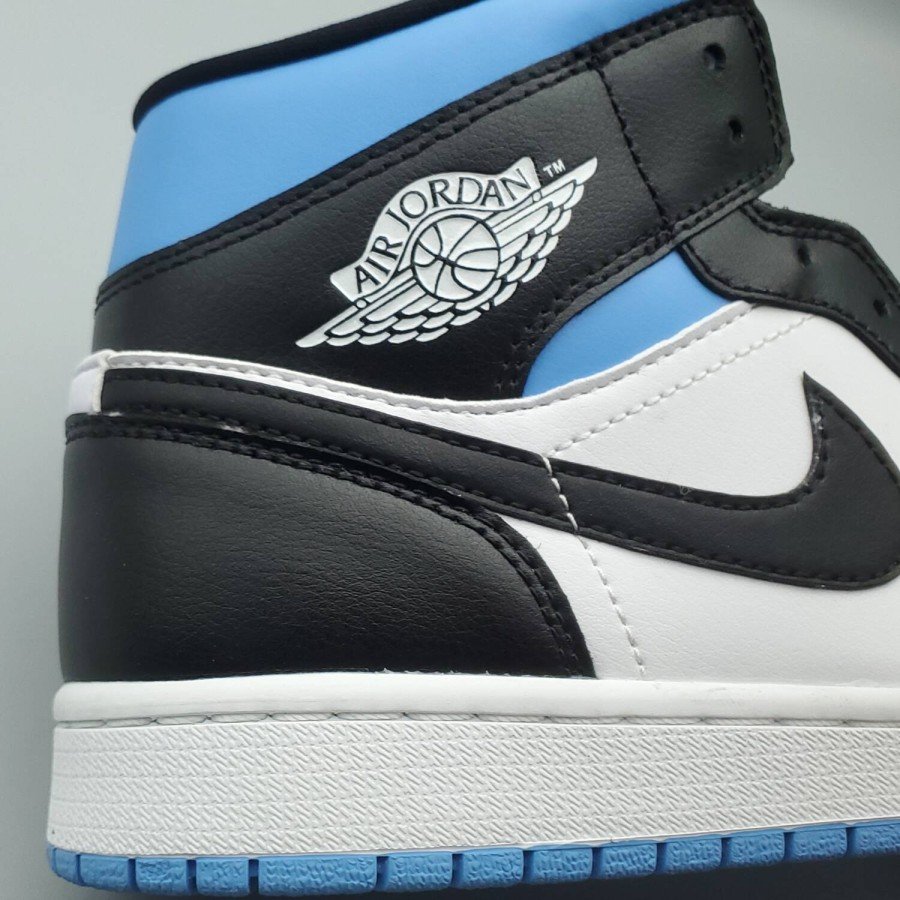 Air Jordan 1 Mid 'University Blue'